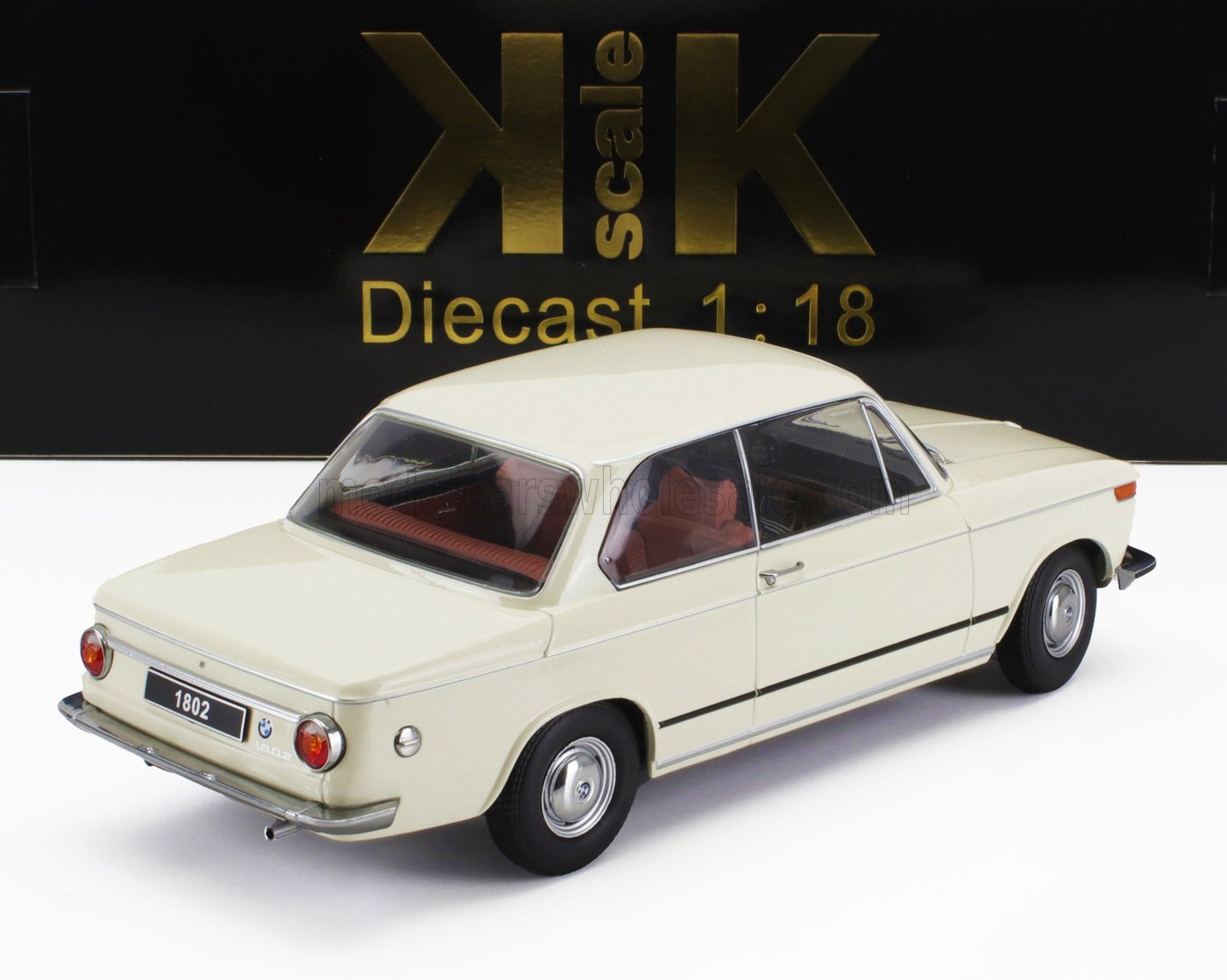 Modèle réduit BMW 1802 crème à l'échelle 1:18 avec intérieur rouge disponible sur Vroomi