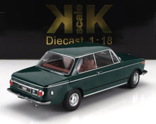 Modèle réduit de voiture BMW 1802 verte à l'échelle 1:18 présenté avec son emballage disponible sur Vroomi