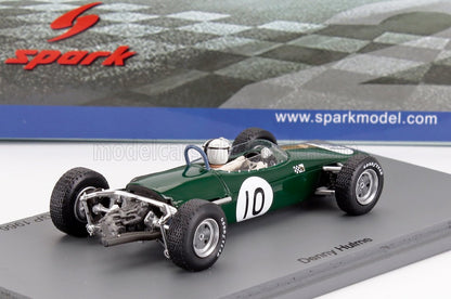 Modèle réduit de voiture de course vintage verte avec le numéro 10 et une figurine de pilote sur un socle d'exposition, disponible via Vroomi.