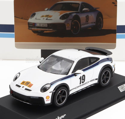 Modèle réduit Porsche blanc avec le numéro 19 et des autocollants de course, disponible chez Vroomi.