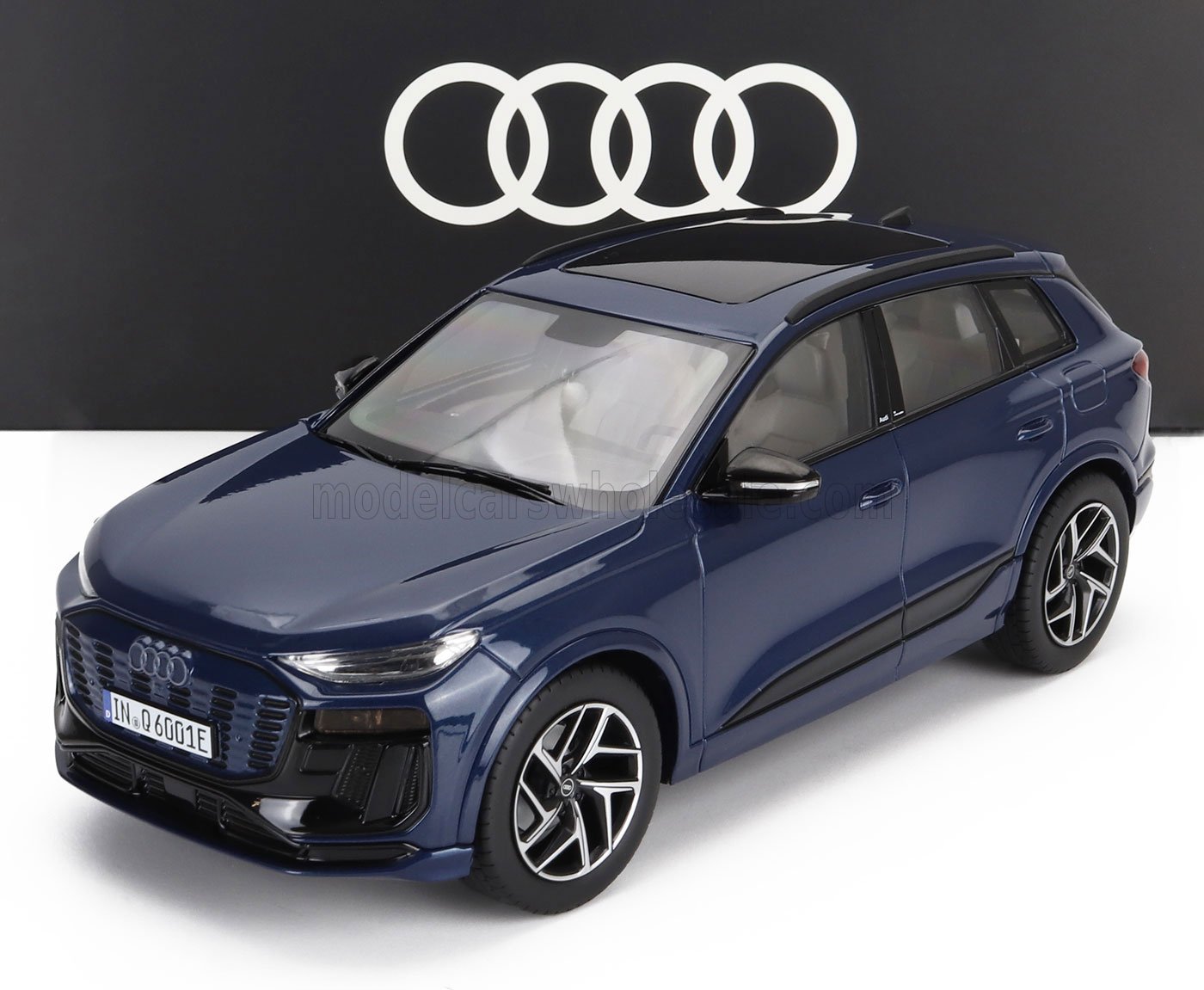 SUV Audi Q6 bleu avec toit noir et jantes détaillées, présenté avec les anneaux Audi, proposé sur Vroomi.