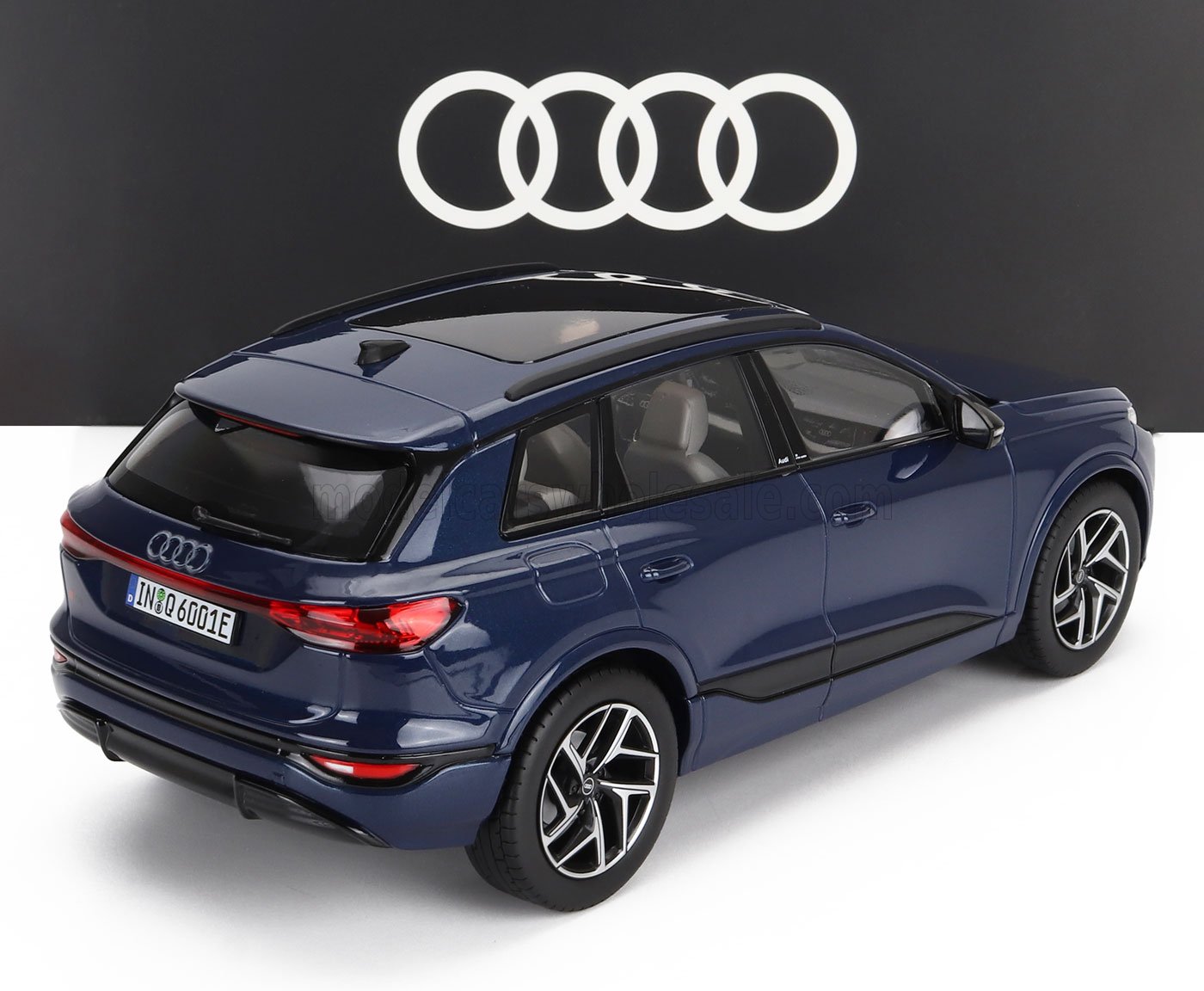 SUV Audi Q6 bleu avec toit ouvrant panoramique arborant le logo Audi Rings, proposé sur Vroomi.