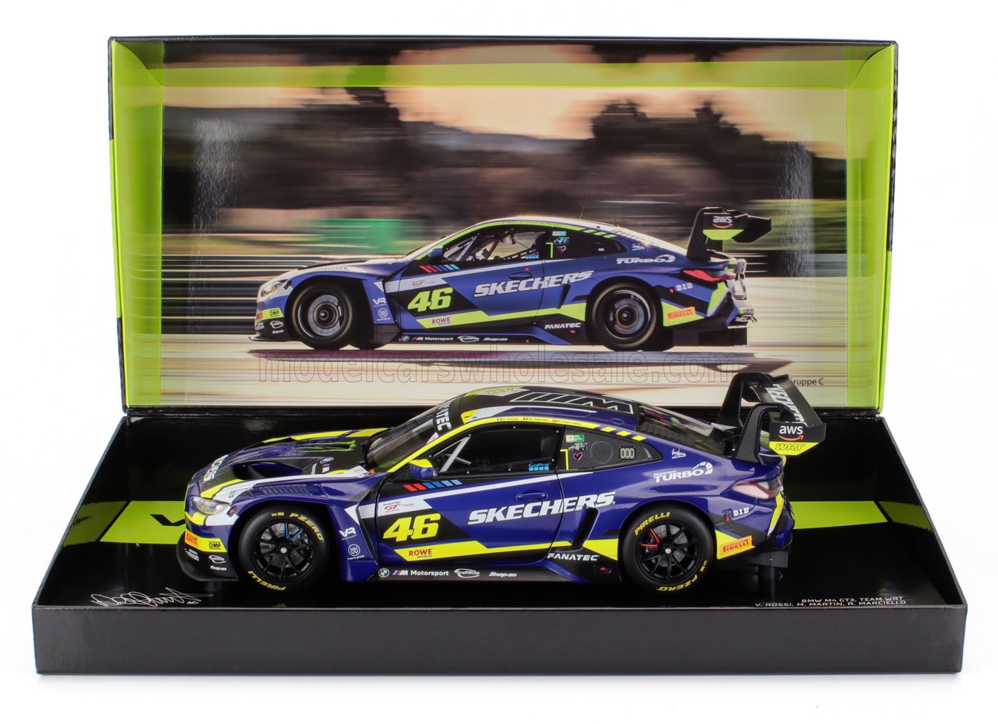Modèle réduit BMW M4 GT3 aux couleurs bleu et jaune de Skechers, avec le numéro de course 46, présenté dans un coffret griffé, disponible sur Vroomi.