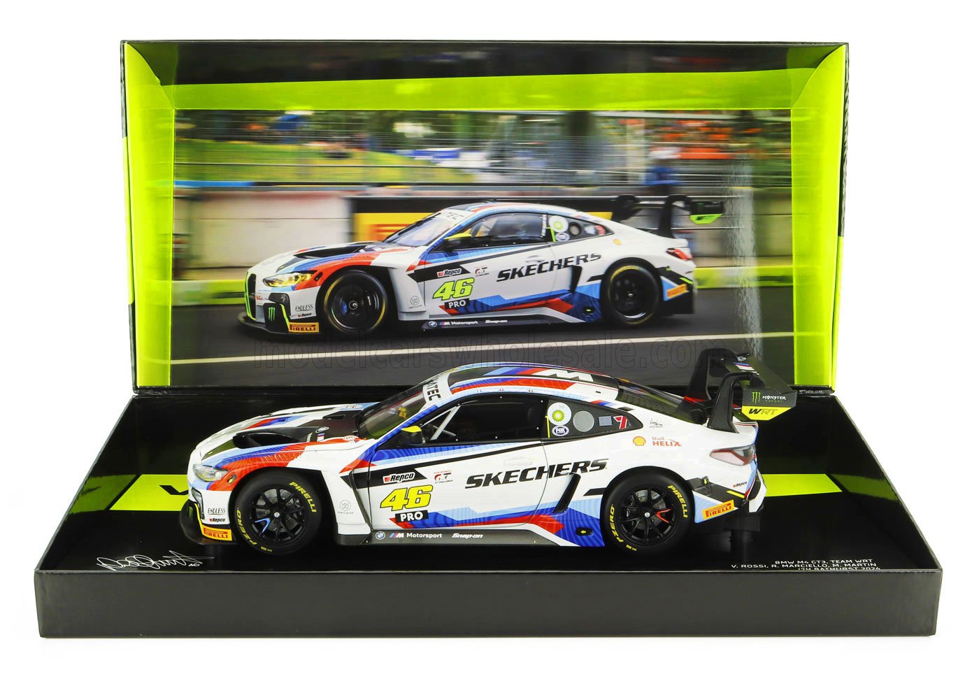 Modèle réduit de voiture de course BMW M4 GT3 Skechers avec le numéro 46 en vitrine, disponible sur Vroomi