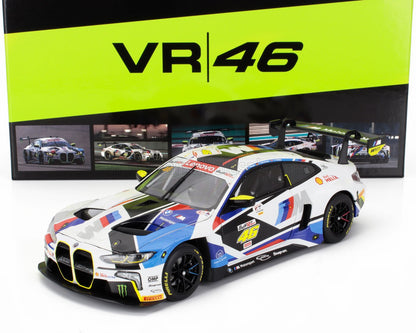 Modèle réduit de voiture de course BMW M4 GT3 avec livrée VR46 en blanc, bleu, rouge et jaune, disponible chez Vroomi.