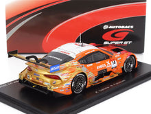 Modèle réduit de voiture de course Toyota GR Supra GT orange et or avec décalcomanies de course, présenté sur Vroomi.