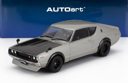 Modèle réduit AUTOart Nissan Skyline GT-R à l'échelle 1:18 avec capot noir et carrosserie argentée, proposé sur Vroomi.