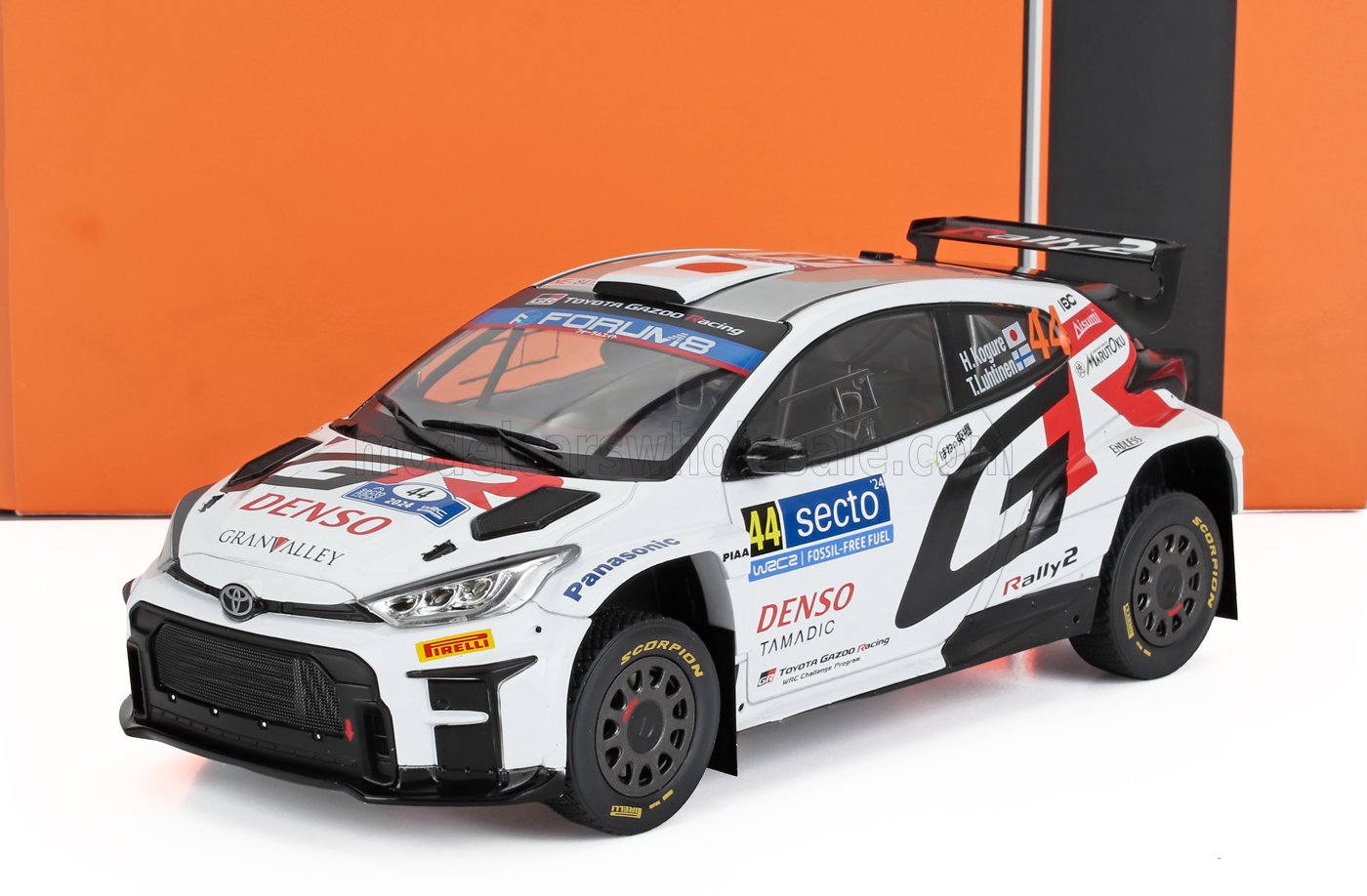 Modèle réduit de voiture de rallye Toyota blanche avec les logos Denso et Panasonic, disponible à l'achat sur Vroomi.