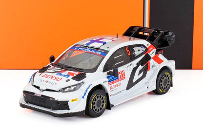 Modèle réduit de voiture de rallye Toyota Gazoo blanche avec autocollants des sponsors, numéro 5, disponible sur la plateforme Vroomi.