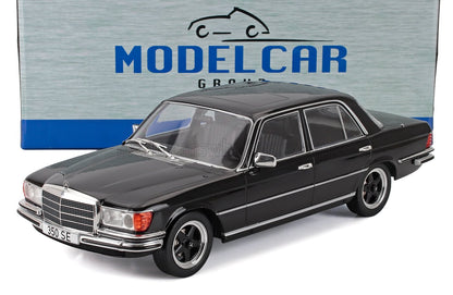 Modèle réduit Mercedes-Benz 350 SE noir devant l'emballage Model Car Group, disponible pour les collectionneurs sur Vroomi.