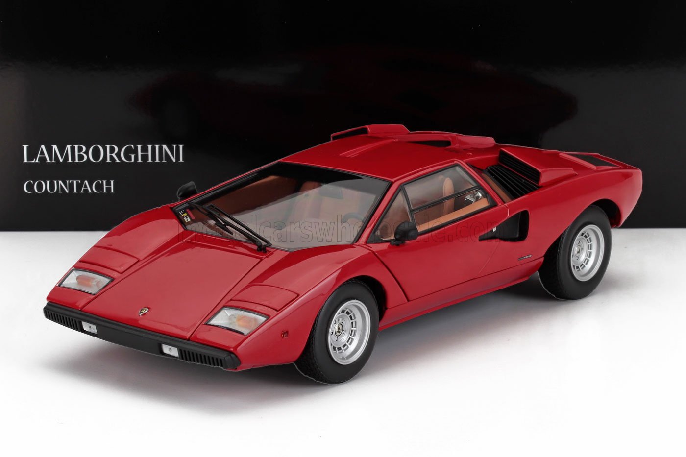 Modèle réduit de Lamborghini Countach rouge sur surface blanche avec fond noir, disponible via Vroomi