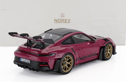 Modèle Porsche 911 GT3 RS bordeaux brillant avec jantes dorées et grand aileron arrière, disponible sur Vroomi