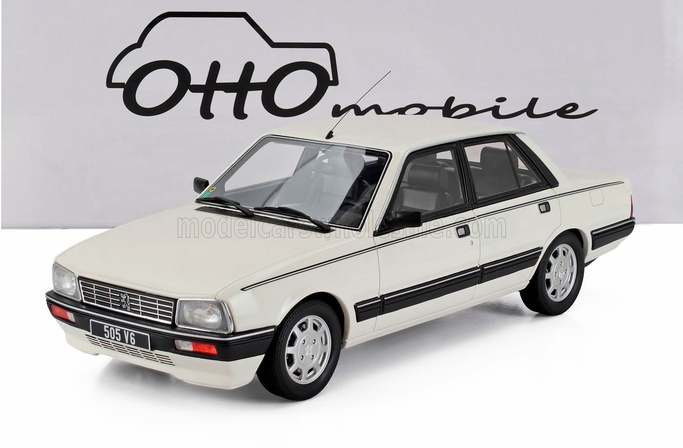 Modèle réduit Peugeot 505 V6 vintage blanc exposé par Otto Mobile, disponible via Vroomi.