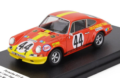 Modèle réduit de voiture de course Porsche 911 S rouge et jaune avec autocollants de course, actuellement disponible chez Vroomi.