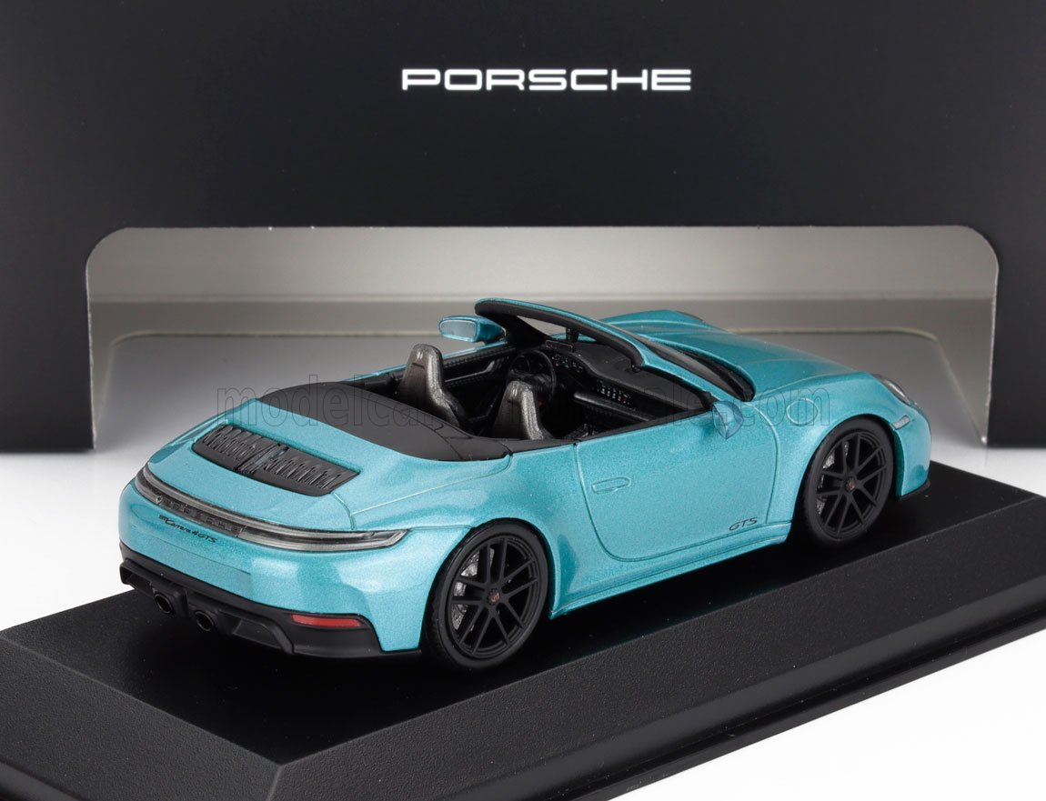 Modèle réduit miniature Porsche 911 Carrera GTS cabriolet présenté dans un écrin noir, proposé par Vroomi.