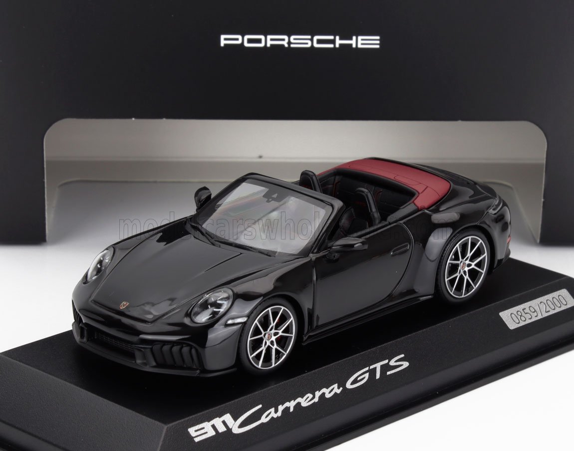 Modèle réduit de Porsche 911 Carrera GTS cabriolet noir avec intérieur rouge exposé, disponible via Vroomi.