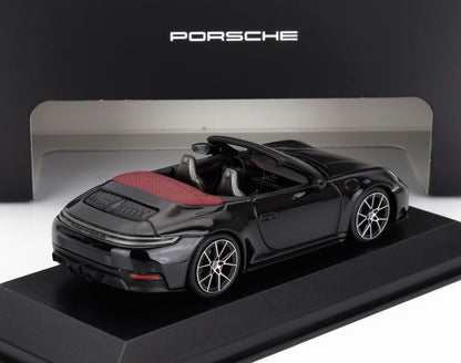 Modèle réduit de Porsche 911 cabriolet noire avec intérieur rouge sur socle d'exposition, proposé par Vroomi.