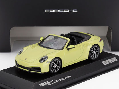 Modèle réduit de Porsche 911 Carrera cabriolet jaune sur socle noir, disponible sur Vroomi