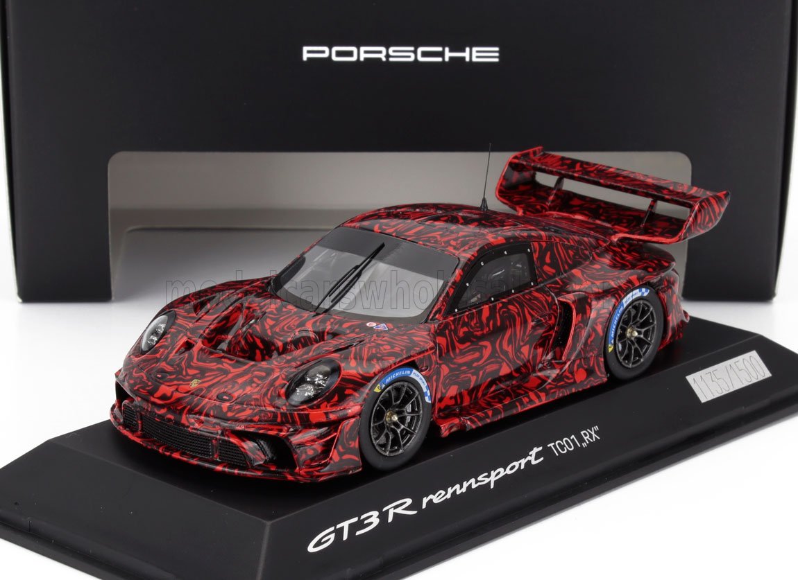 Modèle réduit Porsche GT3 R Rennsport TC01 RX rouge et noir sur socle d'exposition, présenté sur Vroomi.