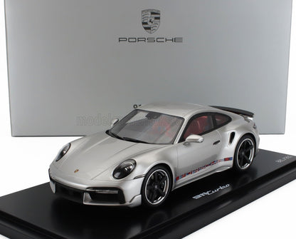 Modèle réduit Porsche 911 Turbo argenté sur socle d'exposition avec logo Porsche, proposé sur la plateforme Vroomi.