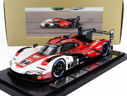 Modèle réduit Porsche 963 rouge, noir et blanc sur socle d'exposition avec fond photo de course disponible sur Vroomi