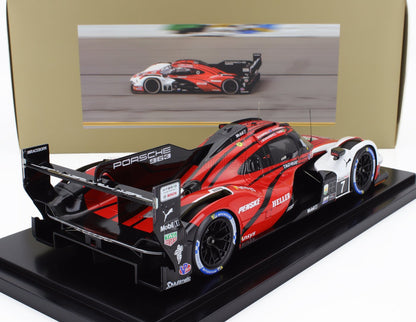 Modèle réduit de voiture de course Porsche 963 rouge et noire sur socle avec photo d'arrière-plan, disponible chez Vroomi.