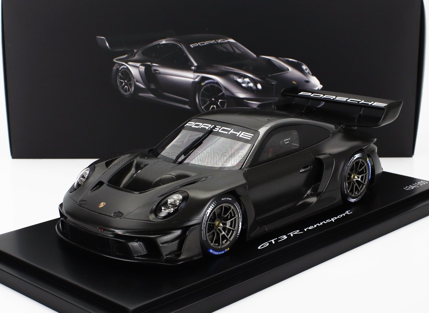 Modèle réduit Porsche GT3 R Rennsport noir mat avec détails en fibre de carbone, présenté sur un socle, disponible sur Vroomi.
