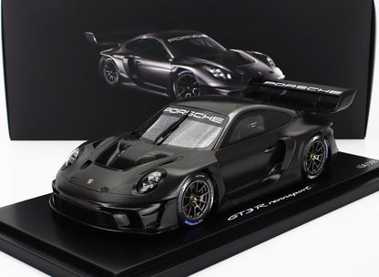 Modèle réduit Porsche GT3 R Rennsport noir mat avec détails en fibre de carbone, présenté sur un socle, disponible sur Vroomi.