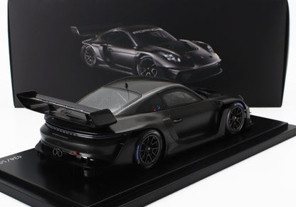 Modèle réduit Porsche 911 GT2 RS noir avec décalcomanies de course exposé, disponible sur Vroomi