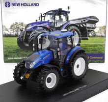 Maquette détaillée du tracteur bleu New Holland T5.120 exposée sur fond promotionnel, disponible chez Vroomi.