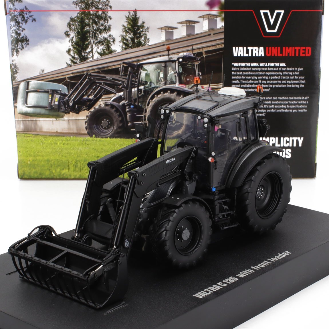 Modèle réduit noir du tracteur Valtra T135 avec chargeur frontal sur socle d'exposition, disponible chez Vroomi.