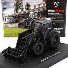 Modèle réduit noir du tracteur Valtra T135 avec chargeur frontal sur socle d'exposition, disponible chez Vroomi.