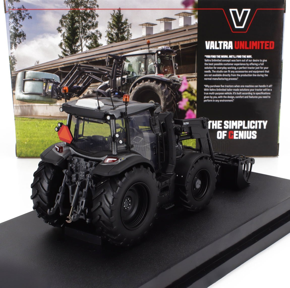 Modèle réduit détaillé en métal moulé sous pression du tracteur Valtra Unlimited noir avec chargeur sur socle d'exposition, disponible chez Vroomi.
