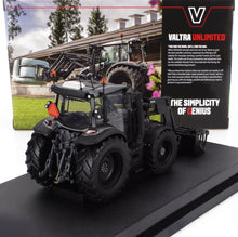 Modèle réduit détaillé en métal moulé sous pression du tracteur Valtra Unlimited noir avec chargeur sur socle d'exposition, disponible chez Vroomi.