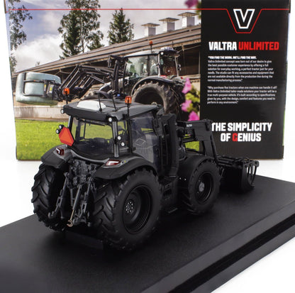 Modèle réduit détaillé en métal moulé sous pression du tracteur Valtra Unlimited noir avec chargeur sur socle d'exposition, disponible chez Vroomi.
