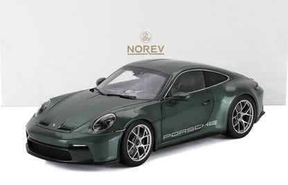 Modèle réduit Porsche 911 vert foncé de Norev avec roues détaillées et logo Porsche, proposé sur Vroomi.