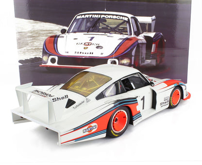Maquette de la voiture de course Martini Porsche 935 avec bandes Martini, disponible sur la plateforme Vroomi.