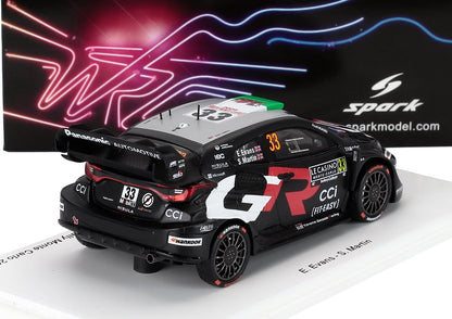Modèle réduit de voiture de rallye Toyota GR à l'échelle 1/43, noir et gris, avec le numéro 33 et les autocollants des sponsors, présenté sur un socle blanc, disponible chez Vroomi.
