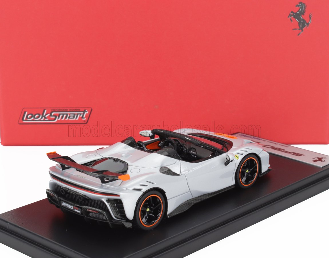 Modèle réduit Ferrari SF90 Spider blanc avec détails noirs et orange sur socle d'exposition, proposé sur Vroomi.