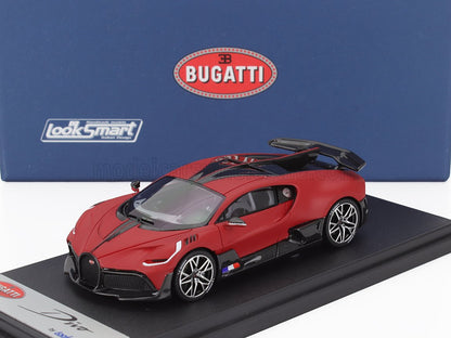 Modèle réduit Bugatti Divo rouge avec détails noirs sur socle d'exposition, disponible sur Vroomi