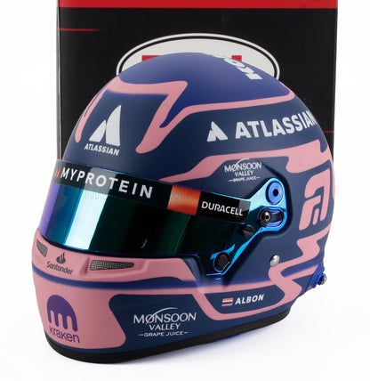 Casque de course bleu et rose avec les logos Atlassian, MyProtein, Duracell, le nom Albon, disponible chez Vroomi.