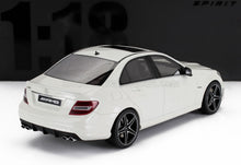 Modèle réduit Mercedes-Benz C63 AMG blanc avec jantes noires et quatre pots d'échappement, disponible chez Vroomi.
