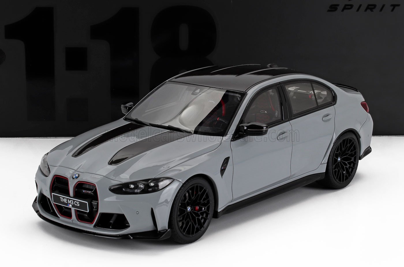 Modèle réduit de voiture BMW M3 CS gris à l'échelle 1:18 avec toit noir et calandre rouge, disponible chez Vroomi.