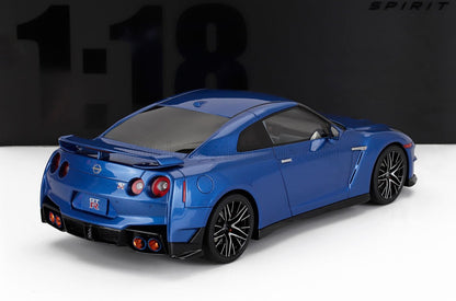 Modèle réduit Nissan GT-R bleu à l'échelle 1:18, moulé sous pression, avec arrière détaillé et jantes sport noires, disponible sur Vroomi.