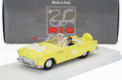 Modèle réduit de voiture décapotable jaune des années 1950 avec figurines de mariés, décoration de mariage, disponible sur Vroomi