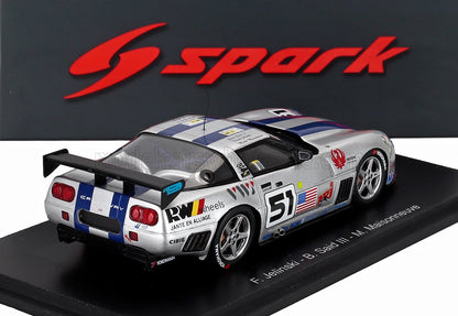 Modèle réduit de voiture de course Corvette argentée avec le numéro 51, des bandes bleues et des autocollants de sponsors sur un socle d'exposition par Spark, disponible chez Vroomi.