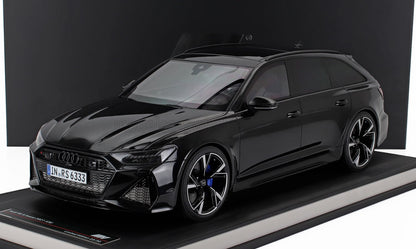 Modèle réduit noir Audi RS6 Avant 2021 avec finition brillante présenté sur une plateforme, disponible chez Vroomi.