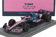 Modèle réduit à l'échelle 1/18 de la voiture de Formule 1 Alpine BWT 2023 GP d'Australie en rose et bleu, disponible chez Vroomi.
