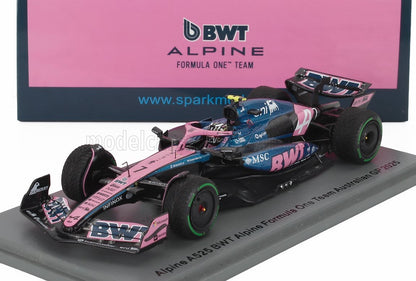 Modèle réduit à l'échelle 1/18 de la voiture de Formule 1 Alpine BWT 2023 GP d'Australie en rose et bleu, disponible chez Vroomi.