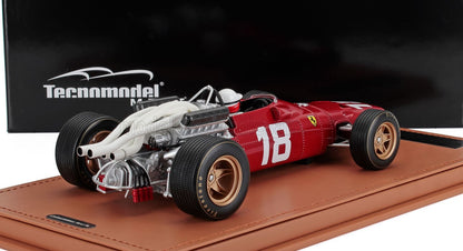 Modèle réduit détaillé de la Ferrari 312 de course rouge avec le numéro 18, monté sur un socle en cuir, vendu via Vroomi.